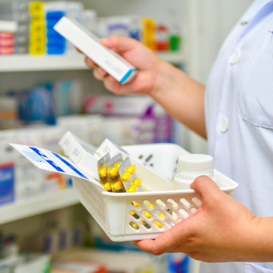 Farmacéutico seleccionando medicamentos y medicinas