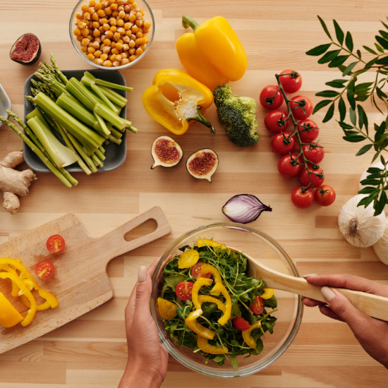 Persona elaborando una ensalada