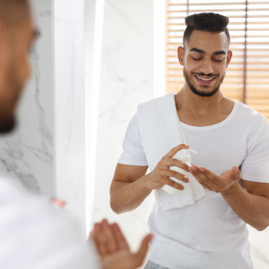 Hombre aplicando productos de dermofarmacia