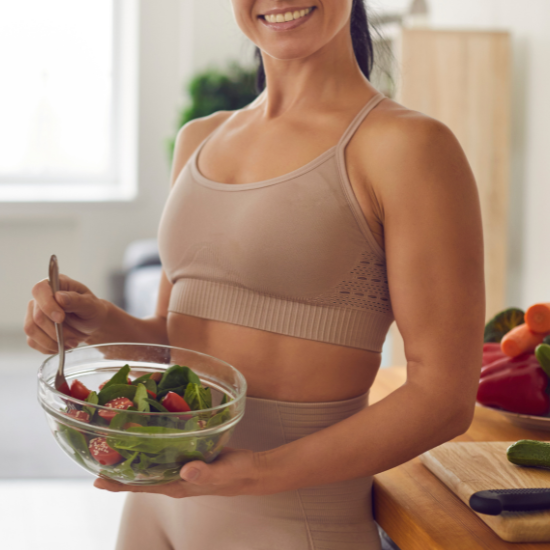 Mujer tomando una ensalda
