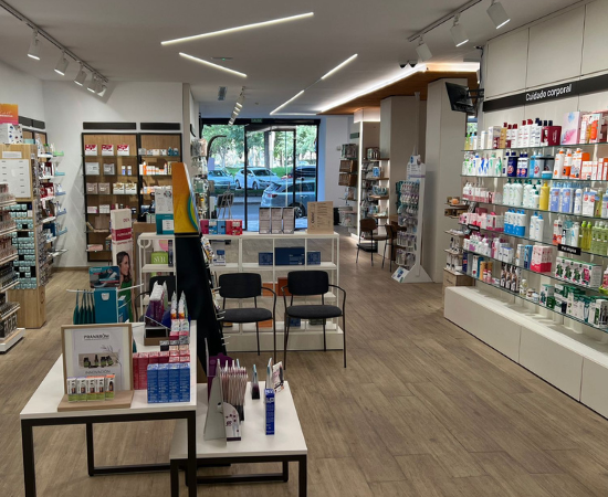 Interior local Farmacia Parque Lineal