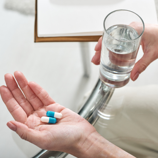 Paciente tomando pastillas y medicinas